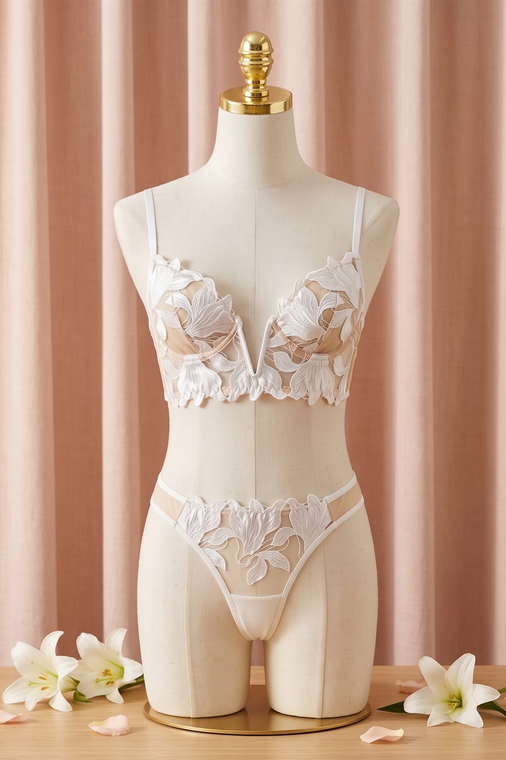 Conjunto Azucena de Reina Scarlata, brasier de tul nude con azucenas bordadas en blanco y escote profundo en V