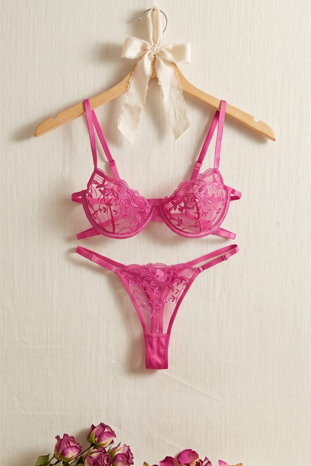 Conjunto Buganvilla de Reina Scarlata, brasier de encaje fucsia con bordado floral y tanga a juego