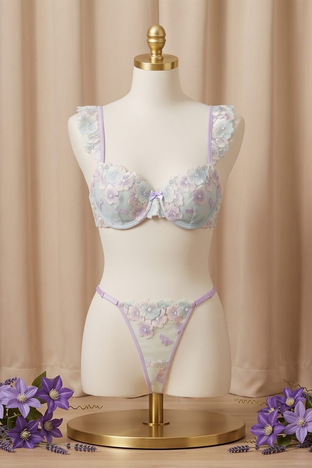 Conjunto Hortencia de Reina Scarlata, brasier de tul menta con hortensias bordadas en lila, marfil y celeste
