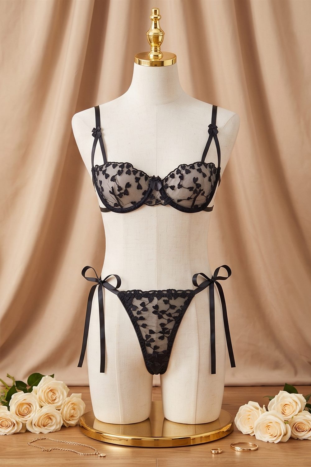 Conjunto Reina de Corazones de Reina Scarlata, brasier de encaje negro con corazones bordados y tanga de amarrar